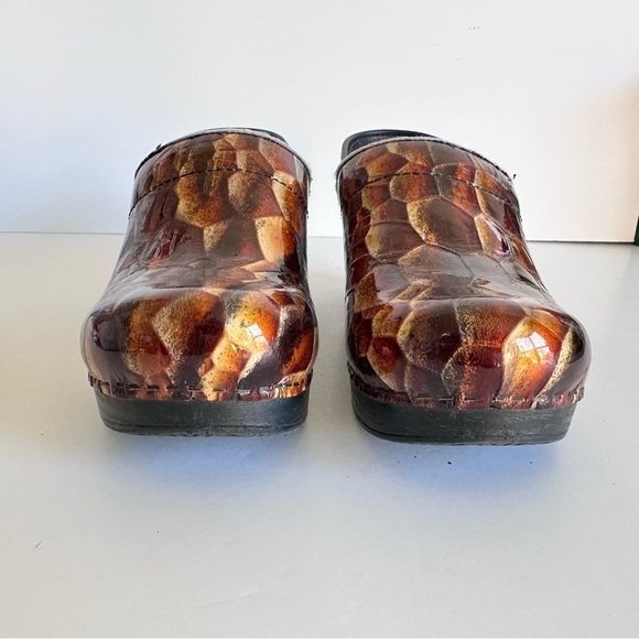 Dansko Professional Tiger Eye Reptile Print Metallic Patent Leather Clogs Sz 6.5 - Picture 6 of 8